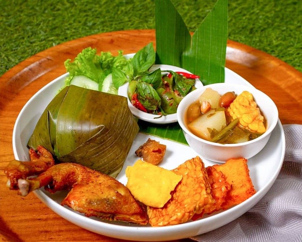 Nasi Timbel Komplit Spesial, menu makanan tempat wisata kuliner Karawang Jawa Barat. / Instagram @cibiukresto