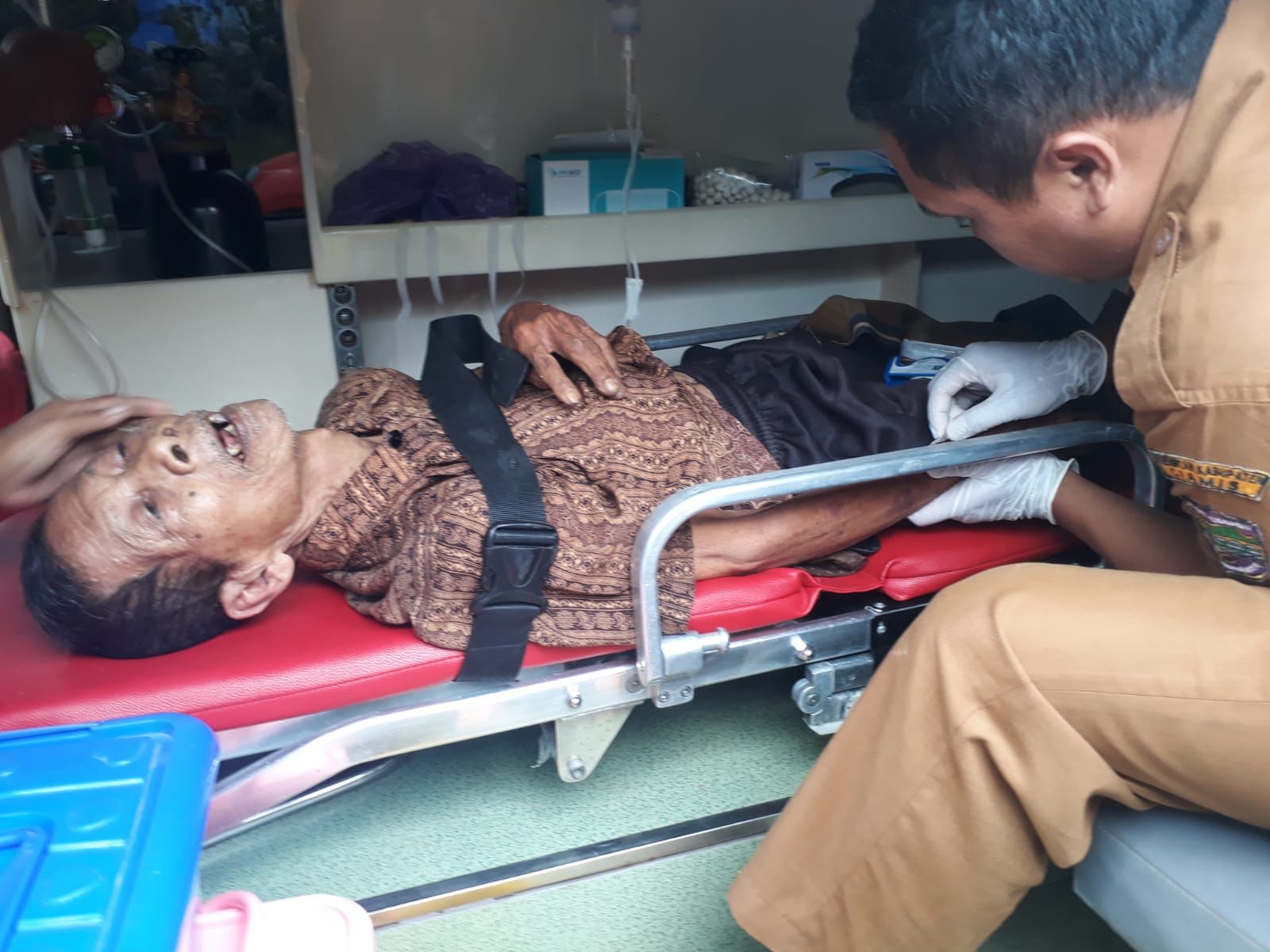 Kakek Oman yang ditemukan dalam kondisi lemas di Gunung Geger Bentang Banjaranyar Kabupaten Ciamis diperiksa oleh tenaga medis.*/kabar-priangan.com/istimewa 