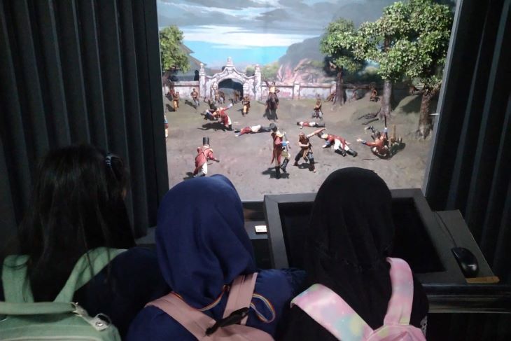 Anak-anak pengunjung menyaksikan mini diorama  perjuangan Sultan Agung Tirtayasa bersama rakyat menentang Kolonial Belanda Tahun 1658 di Museum Perjuangan Rakyat Jawa Barat.