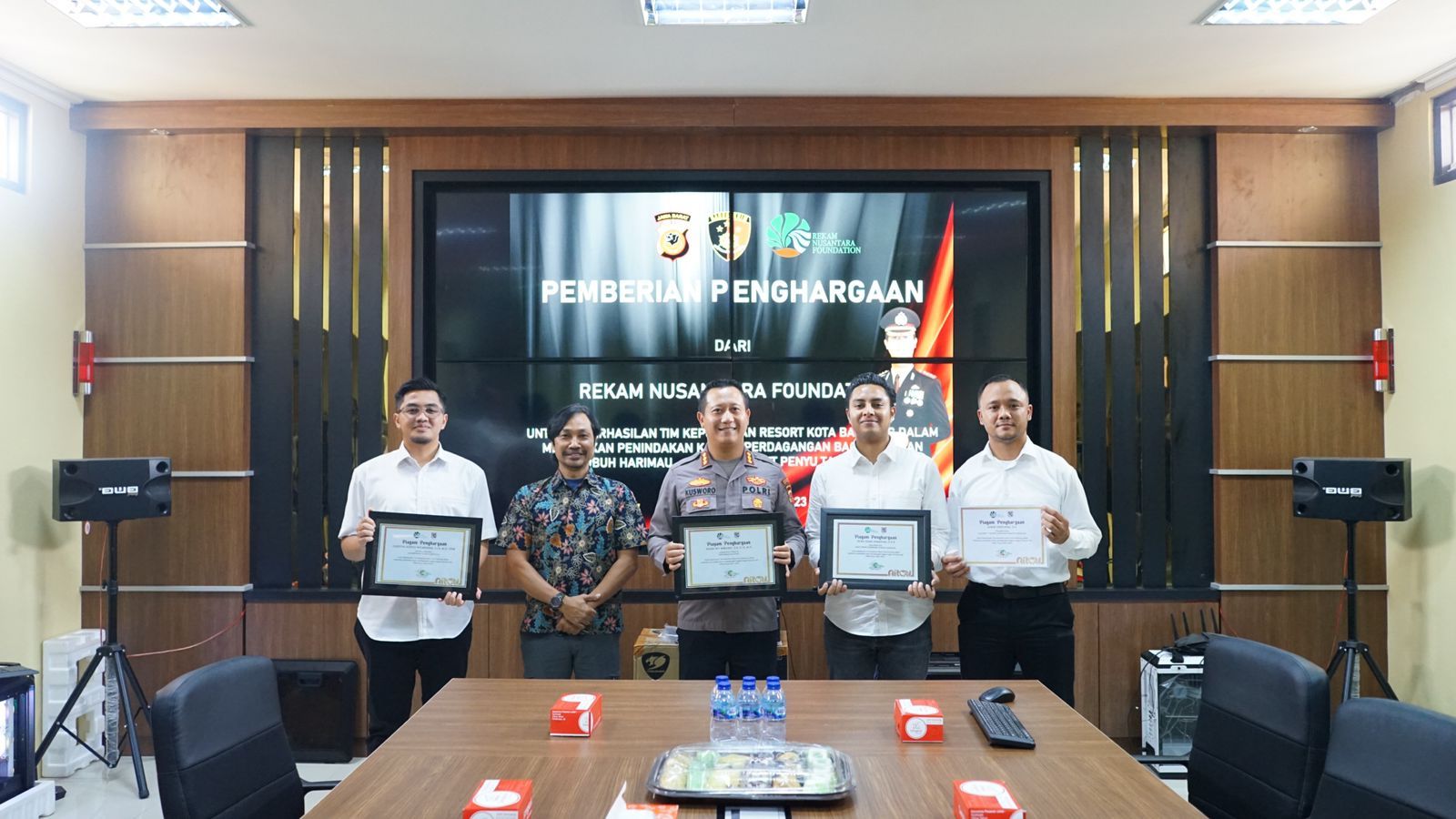 Polresta Bandung Dapat Penghargaan Dari Rekam Nusantara Foundation