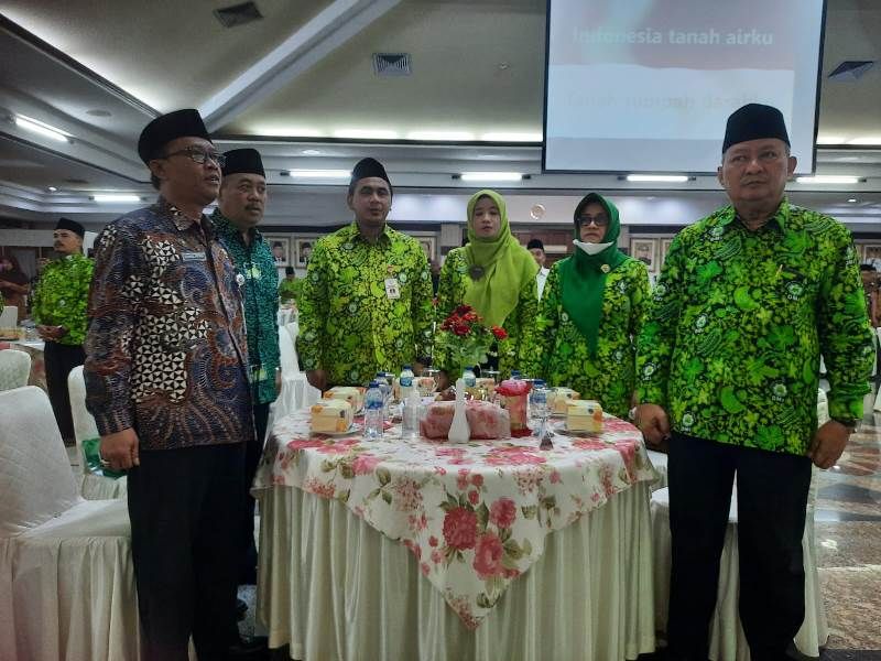 Peserta Seminar Antisipasi Pernikahan Usia Dini menyanyikan Lagu Indonesia Raya dan Hymne DMI
