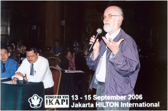 Pater Dr. George Kirchberger SVD saat menjadi pembicara pada Kongres XVI IKAPI pada 13-15 September 2006 di The Sultan Hotel, Jakarta.