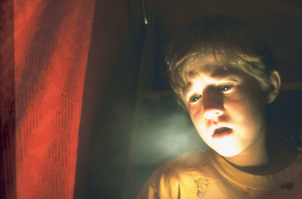 Salah satu scene film The Sixth Sense yang merupakan daftar film horor dengan plot twist terbaik.