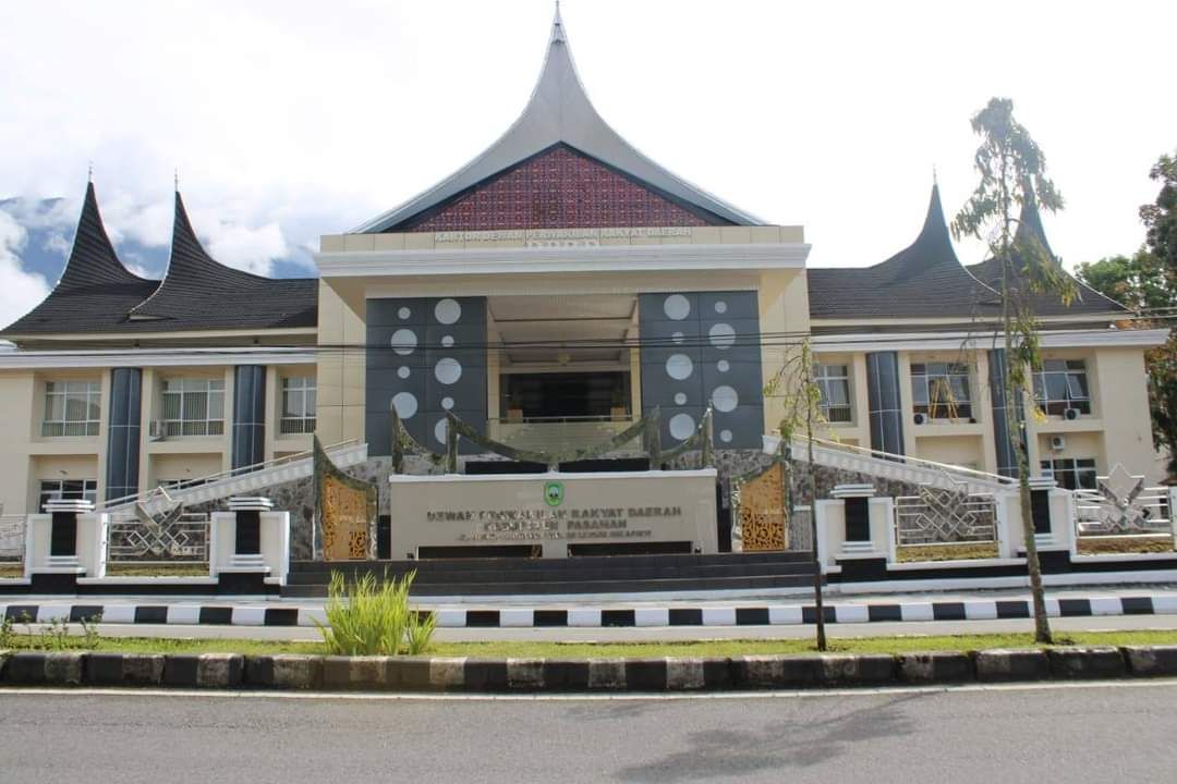 Kantor Dewan Perwakilan Rakyat Daerah (DPRD) Kabupaten Pasaman, yang berada di Jalan Sudirman Kecamatan Lubuksikaping.