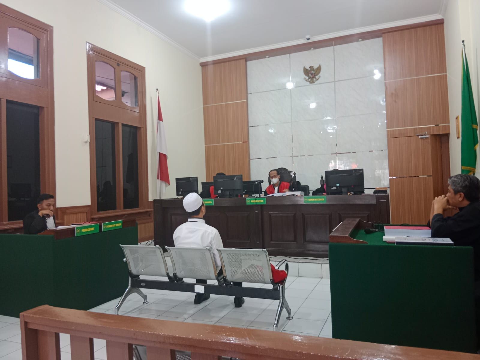 Jaksa sedang membacakan tuntutan terhadap terdakwa Erwan Irawan dalam kasus korupsi pemotongan dana hibah Tasikmalaya di Pengadilan Tipikor Bandung Rabu 7 Juni 2023