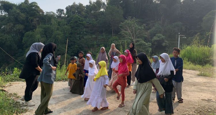 Mahasiswa Pendidikan Masyarakat (PENMAS) Universitas Pendidikan Indonesia (UPI) menginisiasi sekolah alam di Kampung Pasir Handap, Desa Pagerwangi, Lembang, Bandung Barat.