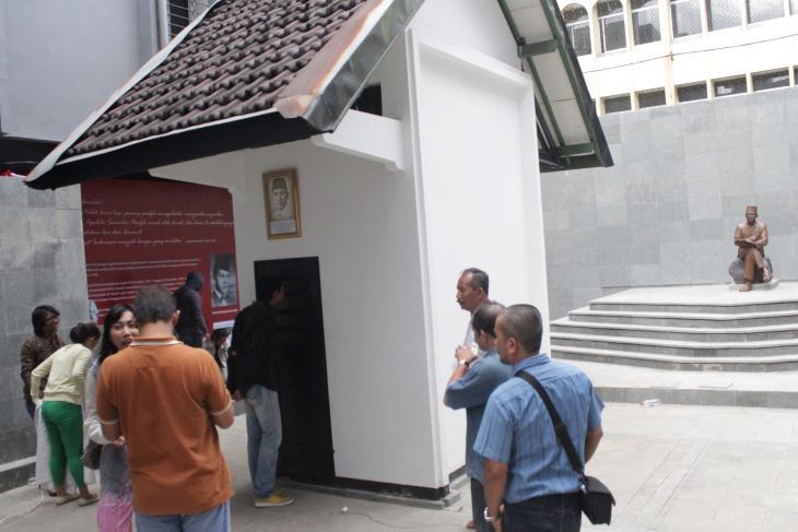 Sejumlah pengunjung melihat dari dekat kondisi sel nomor 5 Blok F di Situs Sel Penjara Banceuy tempat Ir Sukarno di penjara saat menjalani persidangan di Landraad sejak 30 Desember 1929.