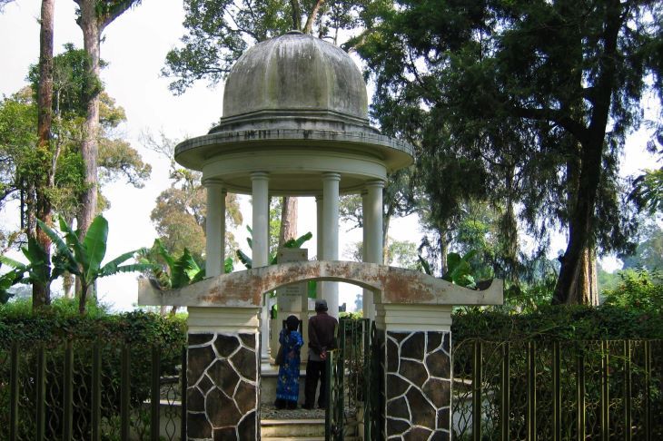 Makam Karel Albert Rudolf Bosscha, diantara perkebunan teh Malabar,  Pangalengan Kabupaten Bandung.