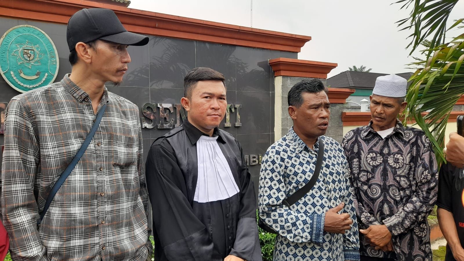 Bahusni didampingi kuasa hukumnya memberikan keterangan pers usai menjalankan sidang perdana di Pengadilan Negeri Sengeti, Selasa, 6 Juni 2023.