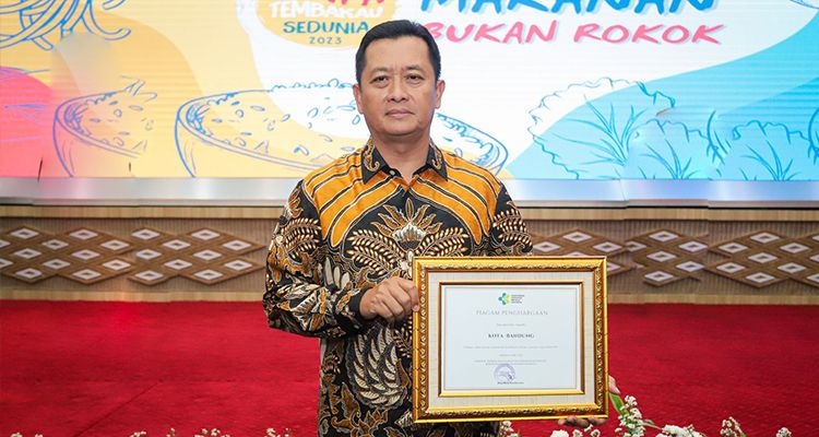 Plh Wali Kota Bandung Ema Sumarna menerima penghargaan untuk kategori Kawasan Tanpa Rokok (KTR) dari Kementerian Kesehatan, Kamis 8 Juni 2023