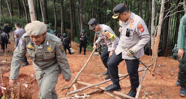 Kapolres Sukabumi AKBP Maruly Pardede saat menutup galian tambang emas di Desa Ciemas, Kabupaten Sukabumi, Kamis 8 Juni 2023