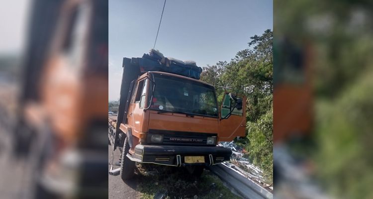 Kecelakaan di KM 91 Jalan Tol Cipularang arah Bandung, Kamis 8 Juni 2023 siang libatkan tiga kendaraan