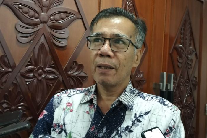 Wakil Rektor I Bidang Pendidikan dan Kemahasiswaan Unand Prof Mansyurdin saat diwawancarai awak media massa di Padang.