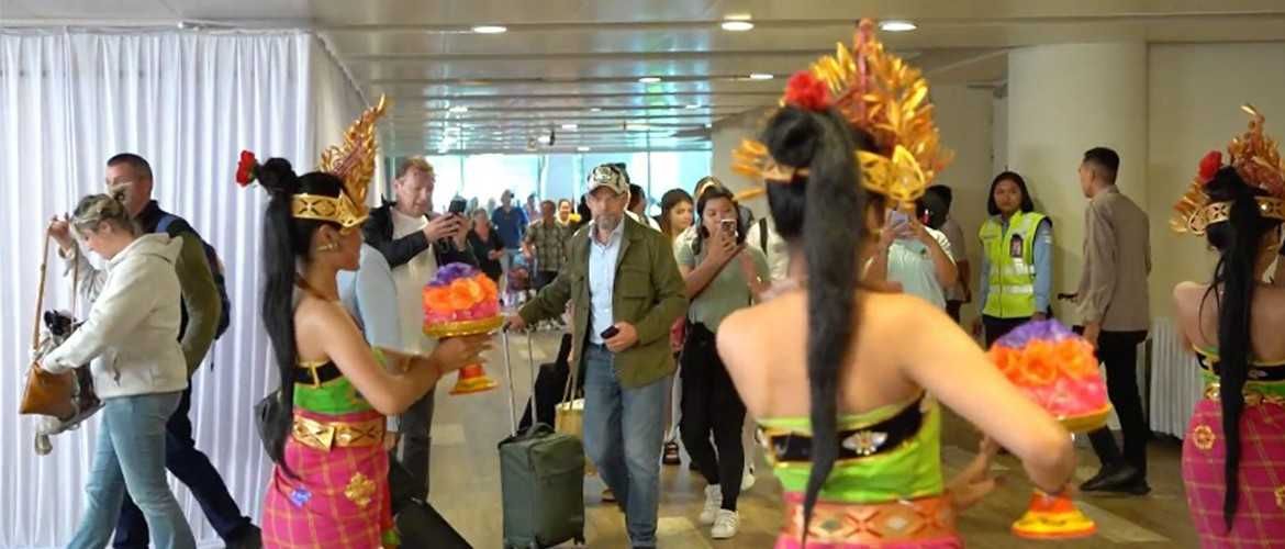 Para penumpang yang turun dari pesawat pun turut menerima sambutan meriah berupa kalungan rangkaian bunga dari sejumlah tamu VIP serta tarian sambutan khas Bali.