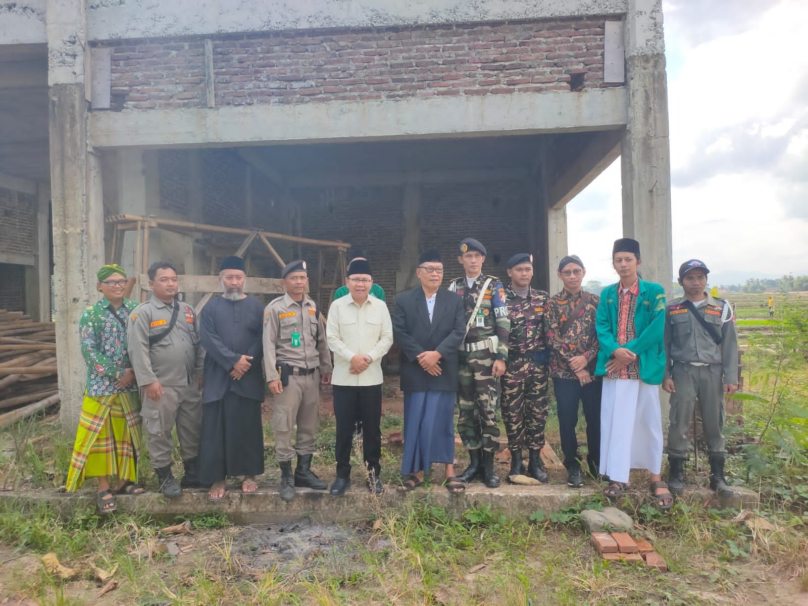 Taufiq R Abdullah anggota DPR RI Fraksi PKB foto bersama dengan MWC NU Purwareja Klampok saat melakukan peninjauan pembangunan gedung NU pada Sabtu 10 Juni 2023