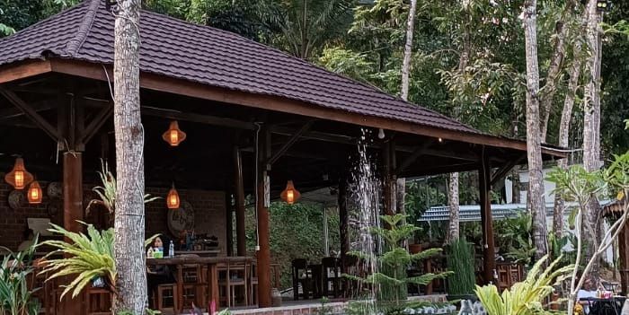 Cafe Marayu di tepi Sungai Serayu