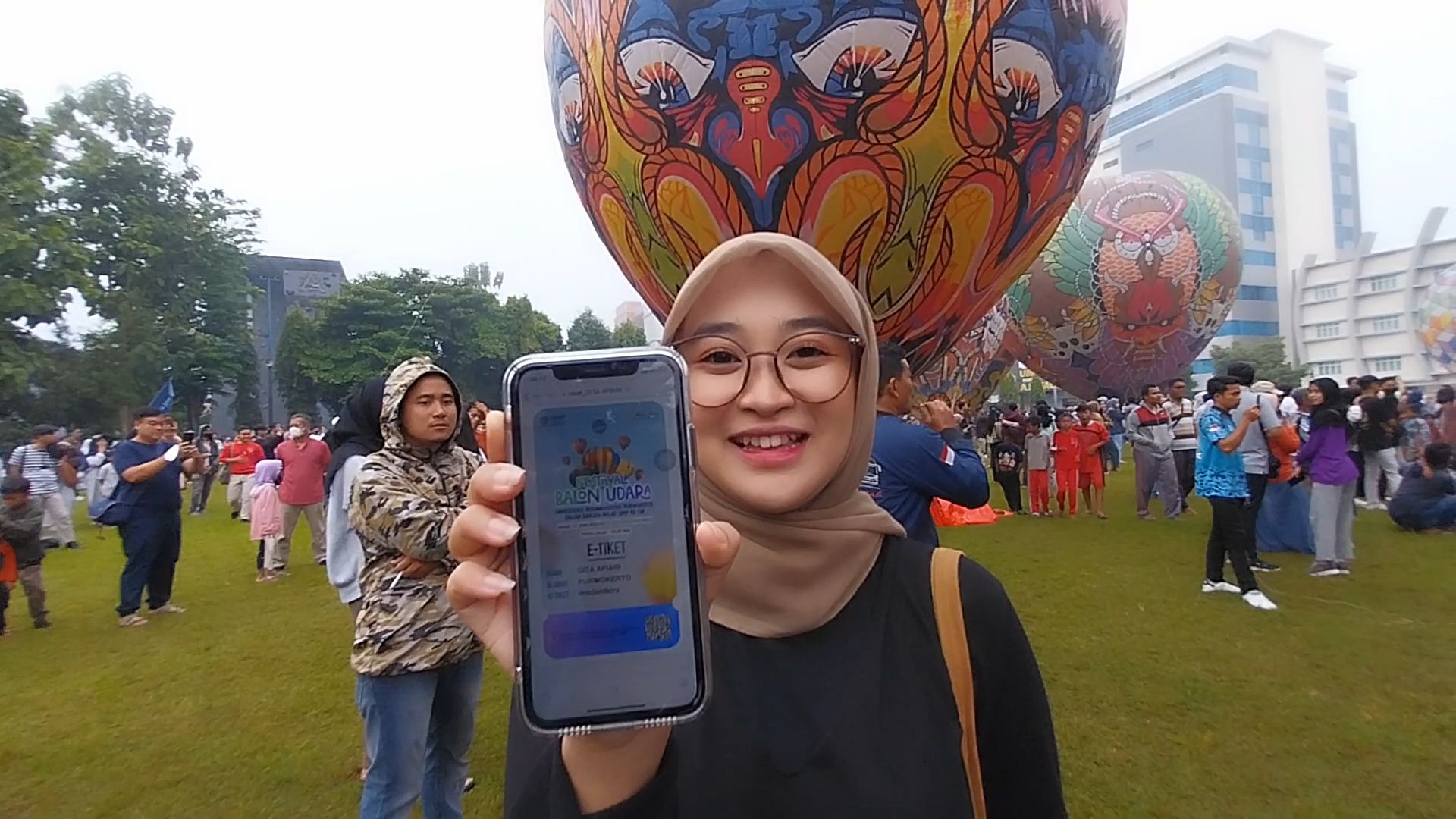 Seorang pengunjunge menunjukkan tiket Festival Balon Udara UMP Purwokerto.*