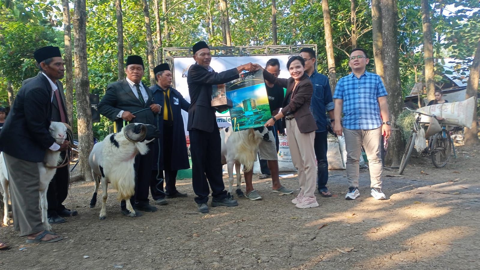 Para peternak di Kampung Kaputren Majalengka berpakaian necis sambil menuntun dombanya.