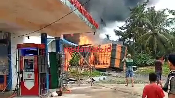 Truk dan Gudang penyimpanan BBM Subsidi terbakar di Dusun 1 Desa Sei Sanggul Kecamatan Panai Hilir Kabupaten Labuhanbatu 