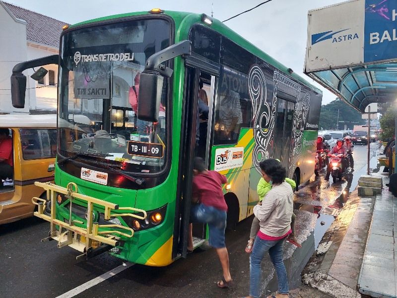 Definisi Kota Maju, masyarakat Kota Deli naik bus TransMetro Deli 