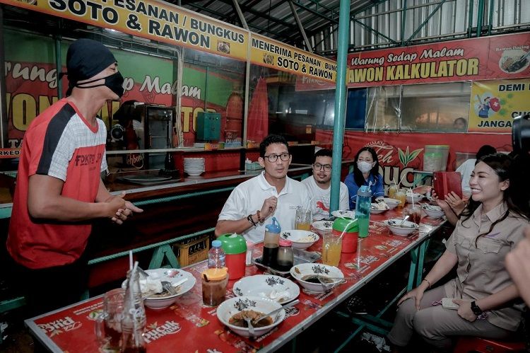 Menteri Sandiaga Uno saat berkunjung ke Rawon Kalkulator Surabaya