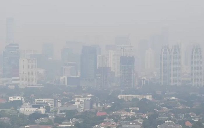 Pemandangan gedung bertingkat yang diselimuti asap polusi di Jakarta, Senin 29 Juli 2019. 