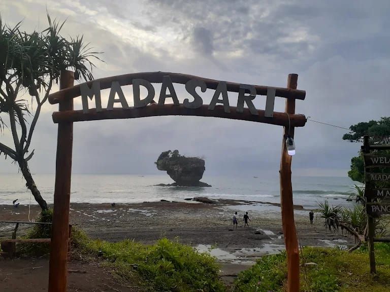 Pantai Madasari, salah satu tempat wisata di Pangandaran yang wajib dikunjungi.