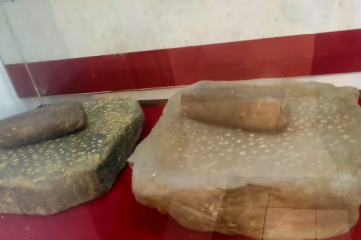 Batu Pipisan yang dipergunakan Inggit Garnasih untuk membuat jamu dan bedak  Sari Pohaci.