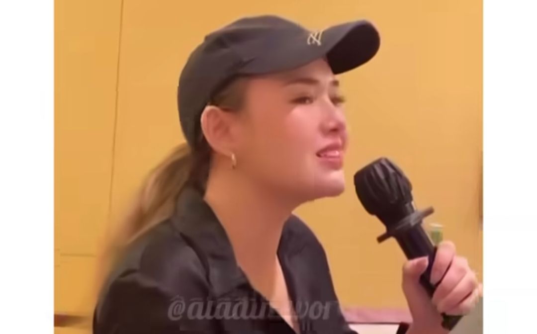 Amanda Manopo karaokean nyanyi lagu Tak Segampang Itu yang dipopulerkan oleh Anggi Marito.