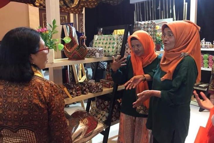 Bunda Lia saat memamerkan hasil karya kriya dari daur ulang di Balai Kartini Jakarta beberapa waktu lalu.
