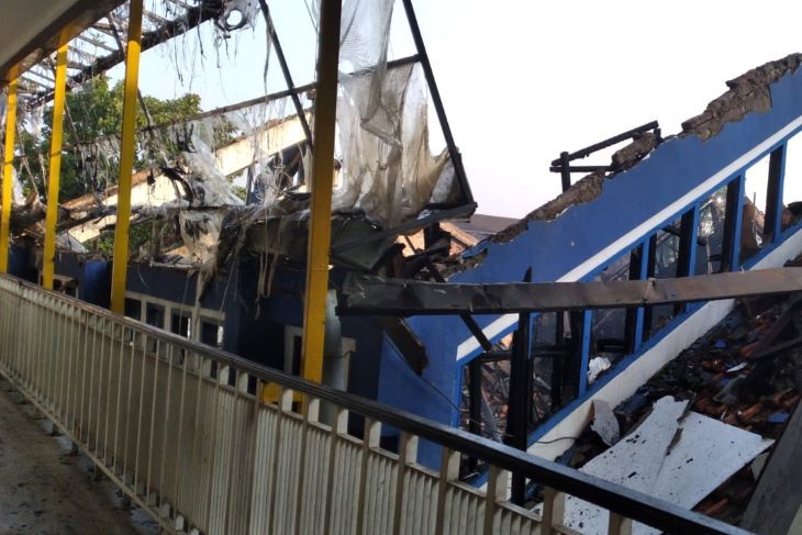 Kebakaran Gedung Pertunjukan Teater Dewi Asri ISBI Bandung nyaris merembet ke bangunan lain.