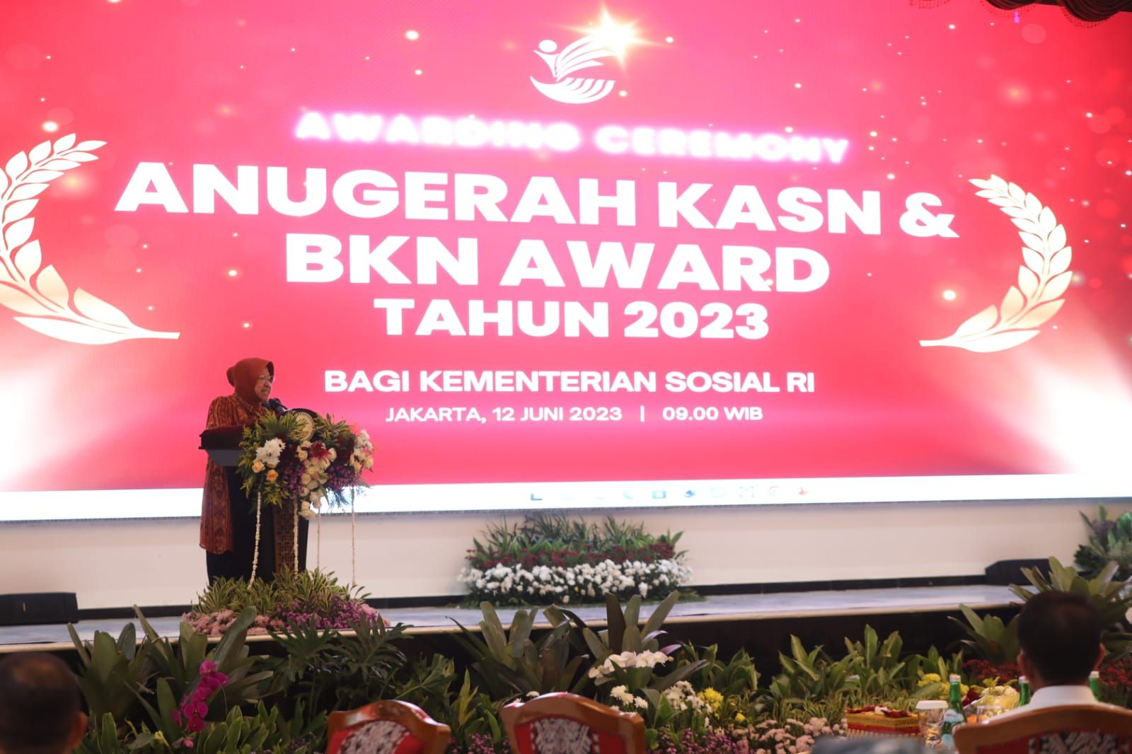 Mensos Tri Rismaharini memberikan sambutan dalam Anugrah KASN dan BKN Award tahun 2023