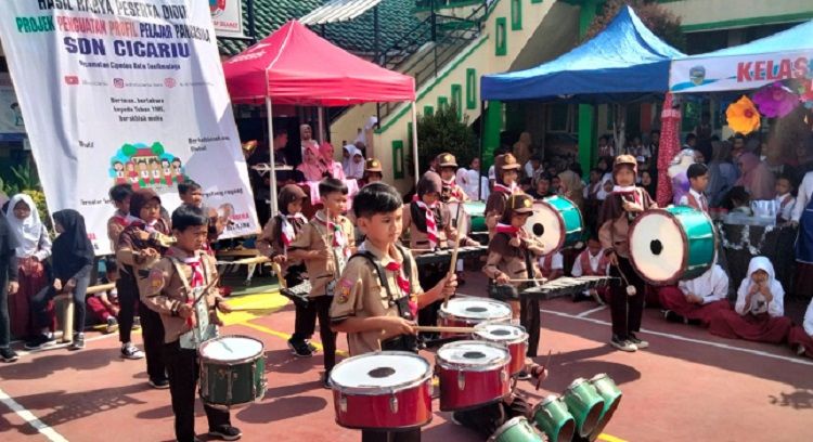 Aksi drum band siswa SDN Cicariu.*/kabar-priangan.com/Arief Farihan Kamil 