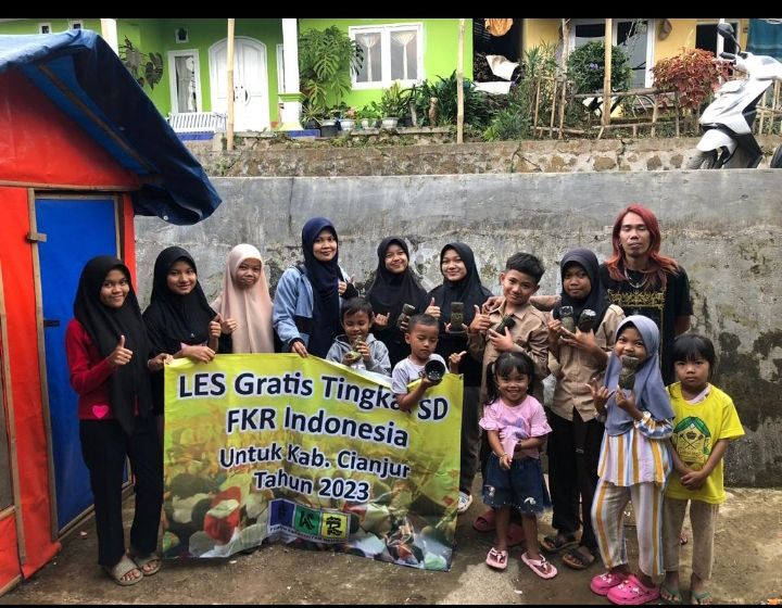 Forum Kreativitas Remaja (FKR) menggelar les gratis tingkat SD bagi anak-anak penyintas gempa Cianjur