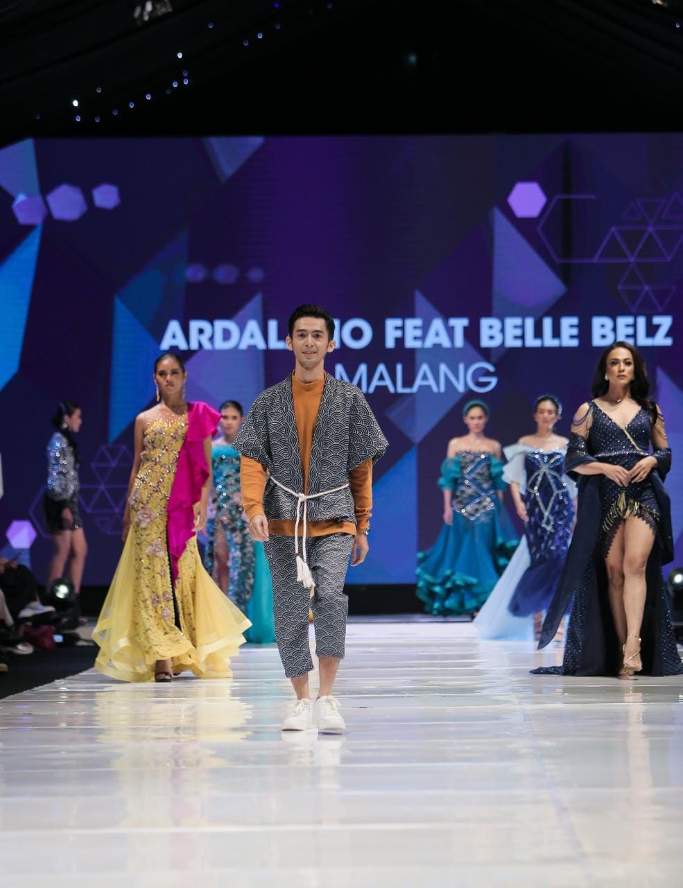 ardalano dalam fashion show bekerja sama dengan Belle Belz