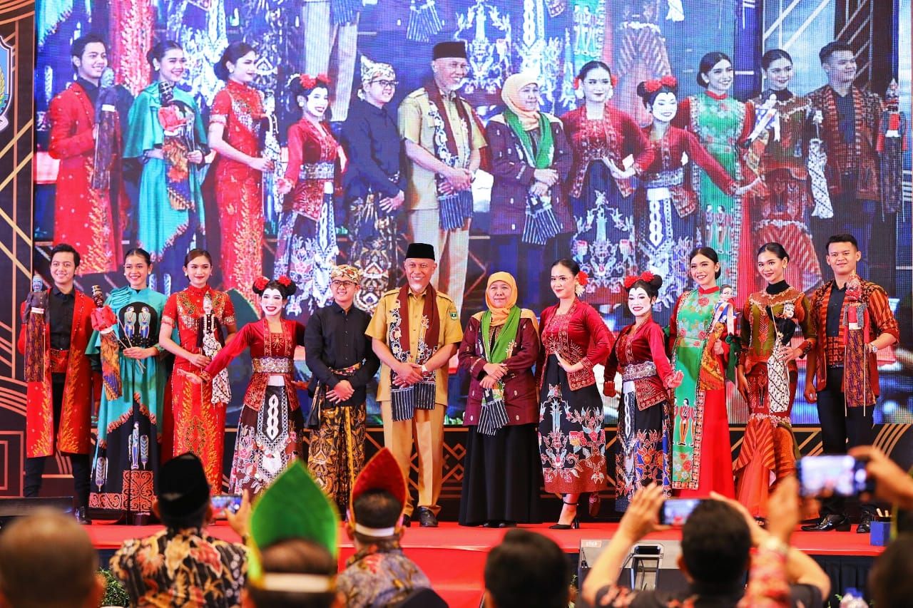 Gubernur Jawa Timur Khofifah Indar Parawansa dan Gubernur Sumatera Barat Mahyeldi Ansharullah berfoto bersama di atas panggung