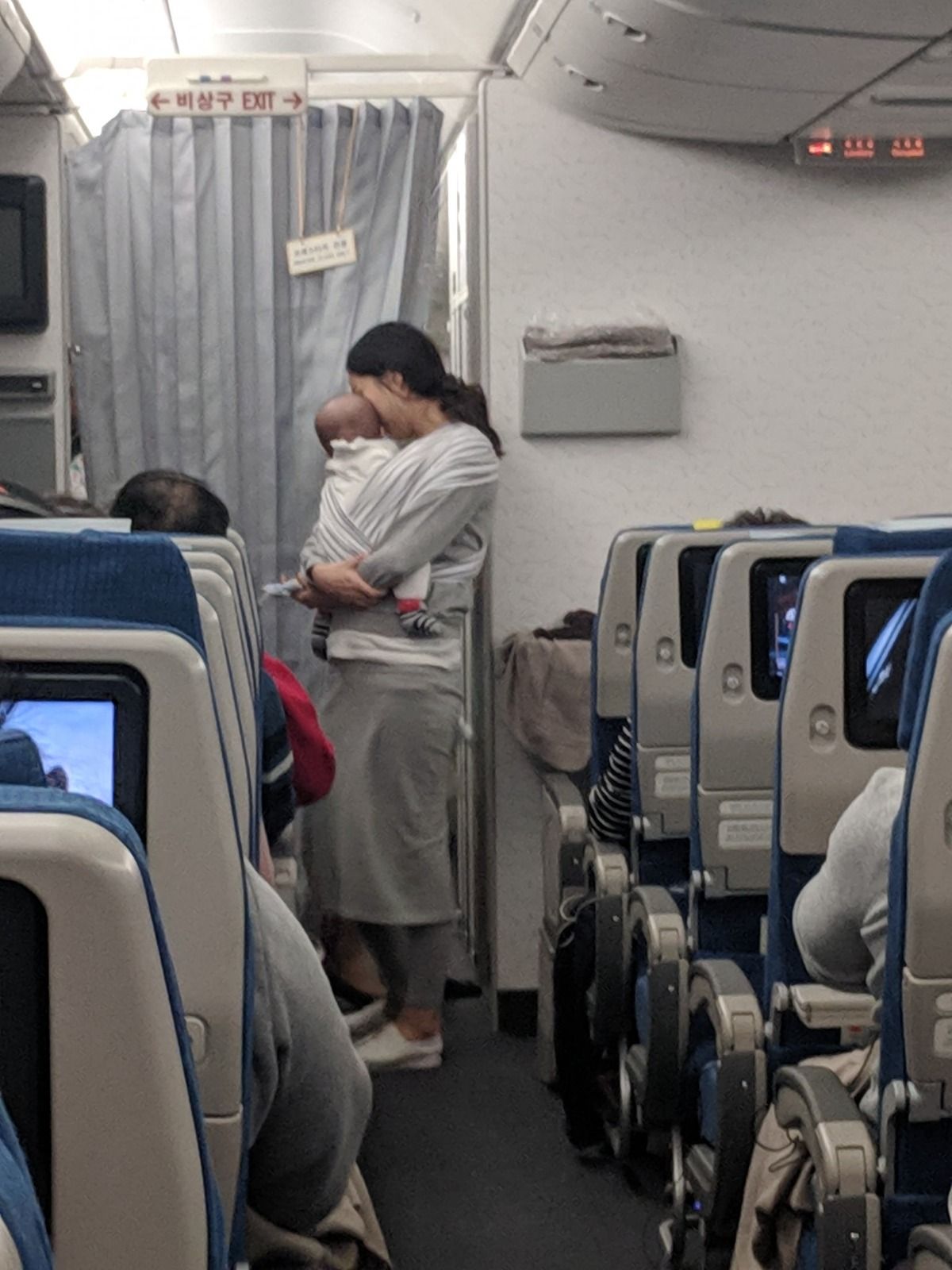 Seorang ibu membagikan permen dan pesan kepada penumpang pesawat karena takut terganggu tangisan anaknya.*/ Facebook/ Dave Corona