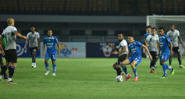 Pemain Persib Bandung Ferdiansyah mencetak gol ke gawang Dewaa United di Stadion GBLA Kota Bandung, Kamis 15 Juni 2023 malam.*/persib.co.id
