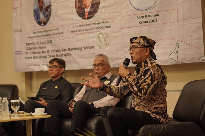 Foto Ketua LBP2, Asep B Kurnia atau Aa Maung (kanan) saatenjadi pembicara dalam Diskusi Publik tentang PPDB./IST