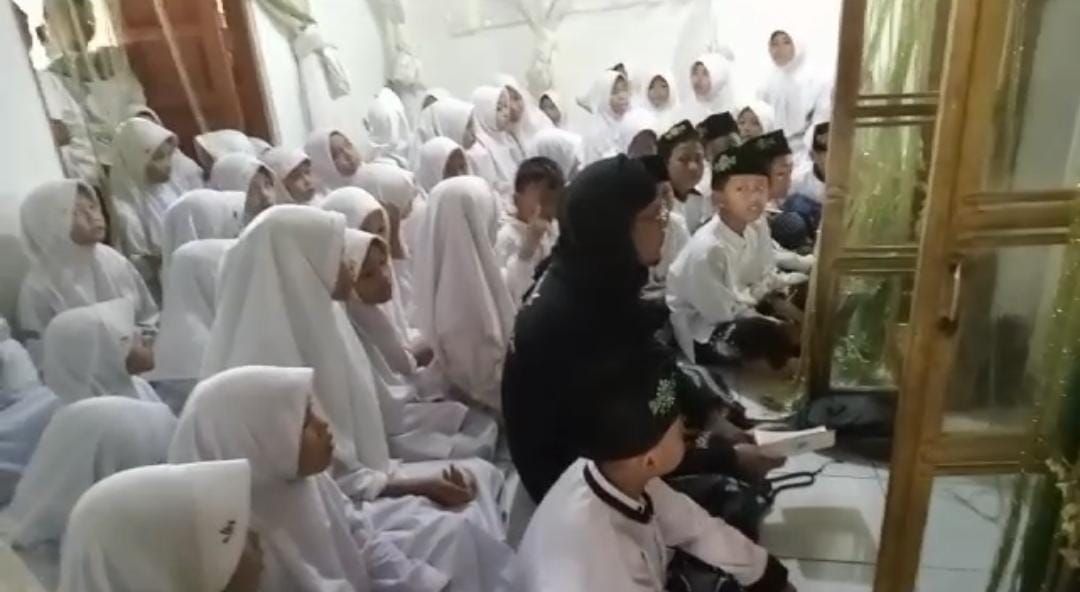 Siswa MI Islamiyah Kalimandi Ziarah di Makam Syech Jaka 'Arfi Sokaraja dan Syech Makdum Wali Karanglewas