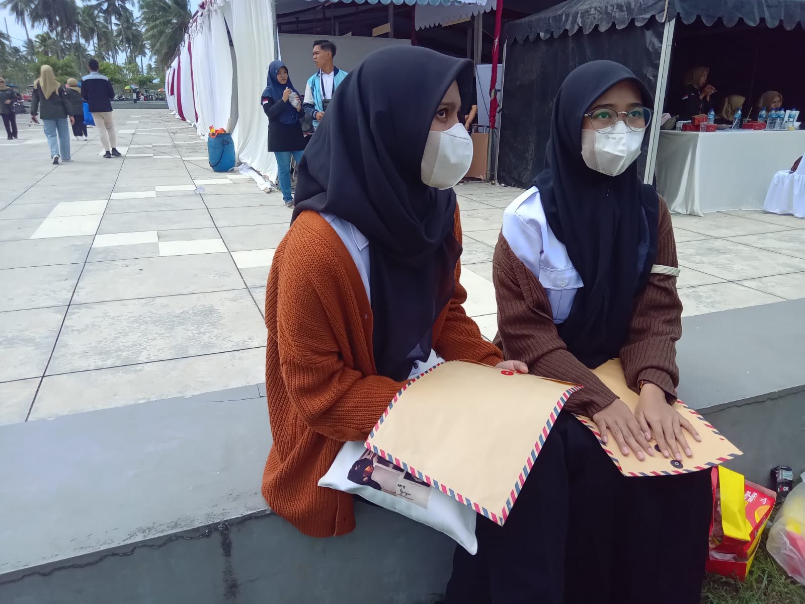 Sejumlah remaja putri mencari informasi lowongan kerja dalam acara Job Fair Pangandaran 2023.*/kabar-priangan.com/Kiki Masduki
