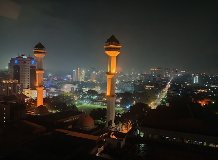 Pemandangan bagus citylight Kota Bandung dari jendela Hotel Daily Inn