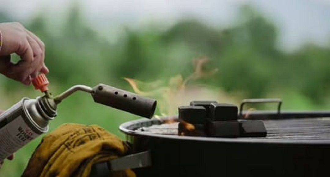 Blow Torch, teknik menyalakan arang untuk barbeque moment Hari Raya Idul Adha/tangkapan layar youtube/channel BBQ Mountain Boys