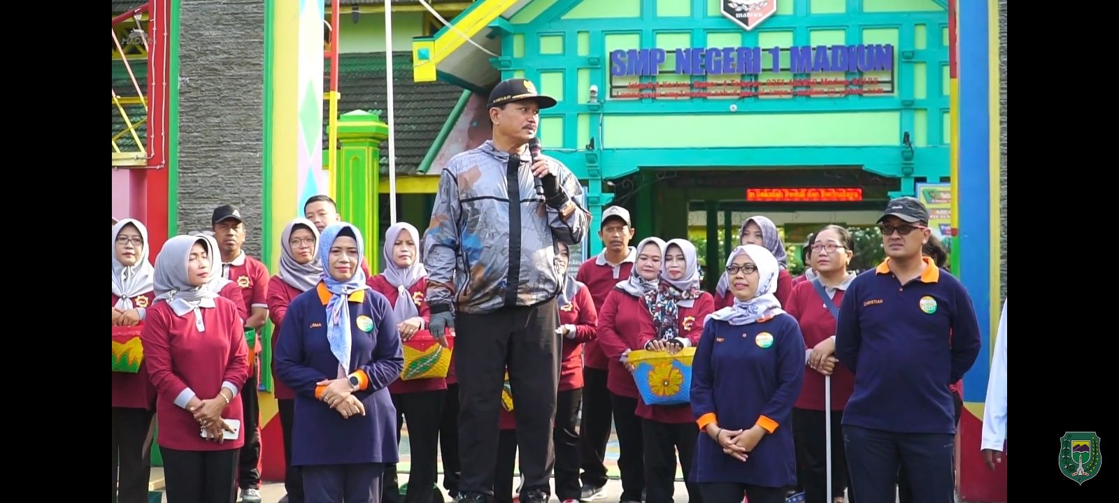 Walikota Madiun meberikan sambutan sebelum kegiatan Gerakan Cinta Kota Madiun Bersih dilaksanakan