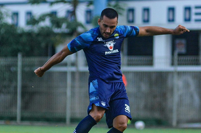 Aksi Erza Walian saat Persib Bandung melawan Bali United dalam pertandignan uji coba di Stadion Sidolig, Kota Bandung, Jawa Barat, Senin, 12 Juni 2023.