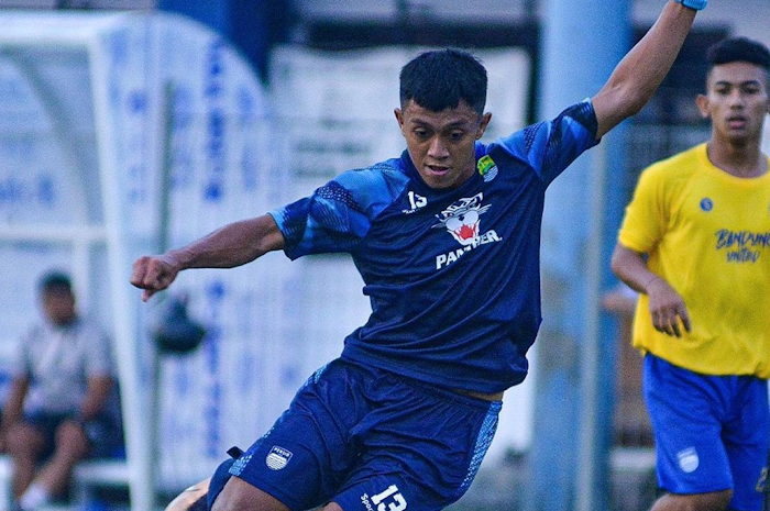 Aksi Febri Hariyadi saat Persib Bandung melawan Bali United dalam pertandignan uji coba di Stadion Sidolig, Kota Bandung, Jawa Barat, Senin, 12 Juni 2023.
