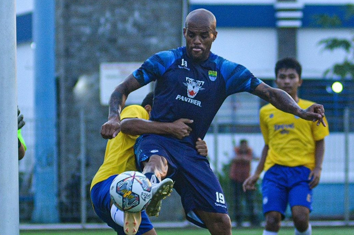 Aksi David da Silva saat Persib Bandung melawan Bali United dalam pertandignan uji coba di Stadion Sidolig, Kota Bandung, Jawa Barat, Senin, 12 Juni 2023.
