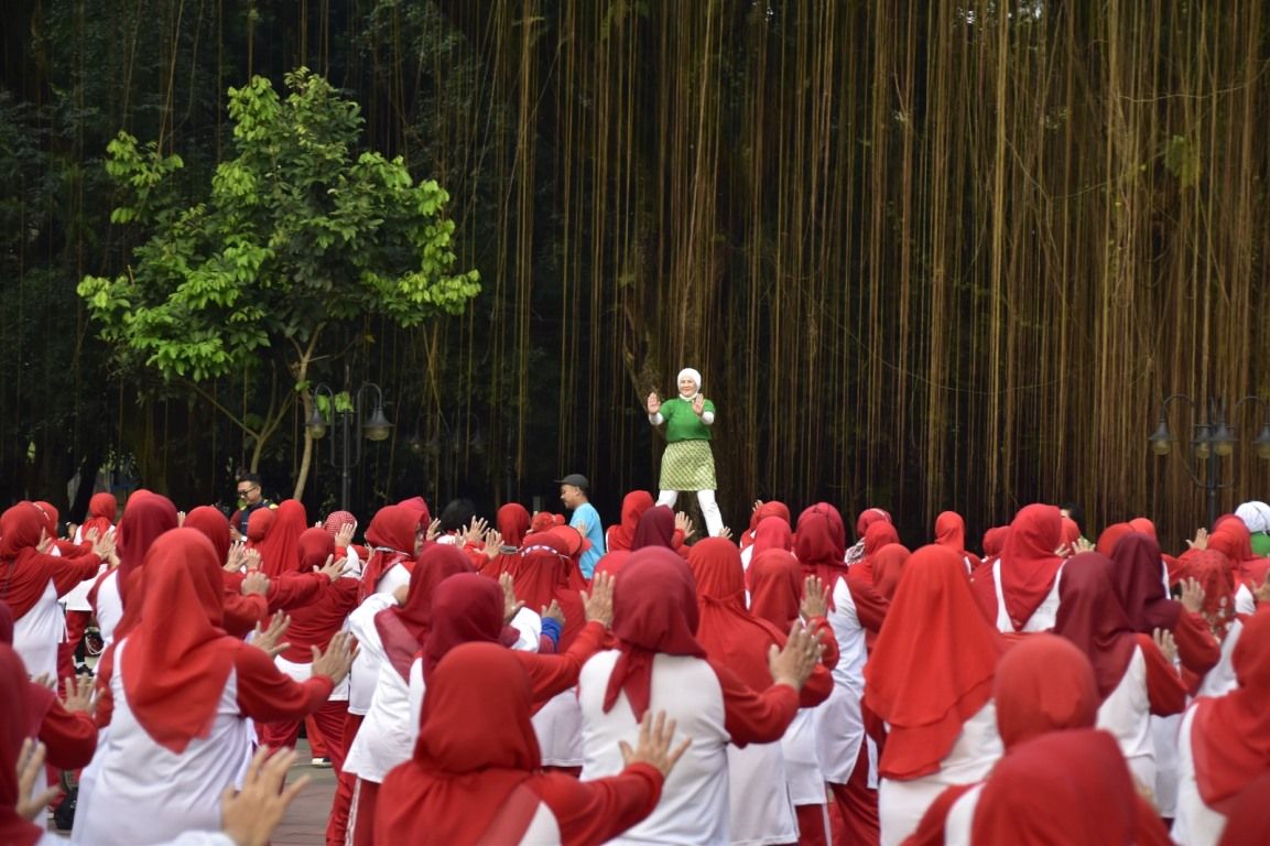 Senam Sehat di acara puncak Hari Lanjut Usia Nasional 2023 tingkat Provinsi Jawa Barat, di GOR Saparua Bandung, Jumat 16 Juni 2023.*