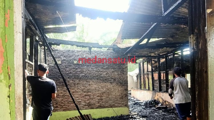 Rumah semi permanen milik warga Desa Wonosari Kecamatan Panai Hilir Dilahap Api.