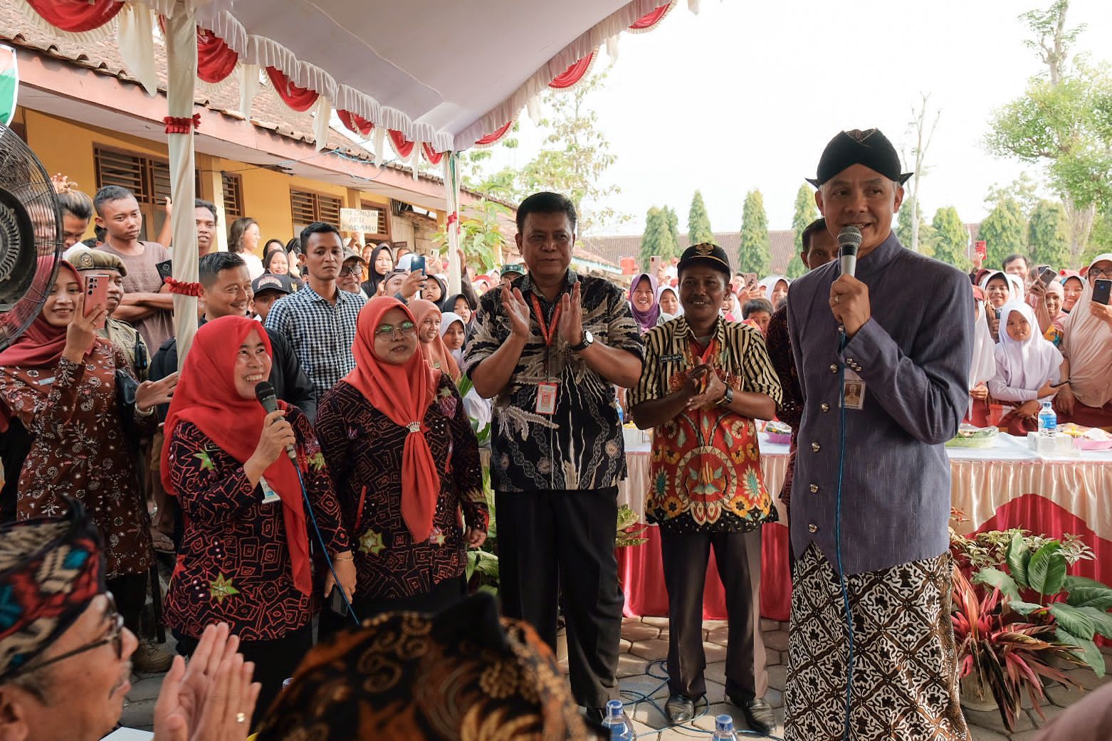 Gubernur Jawa Tengah, Ganjar Pranowo berdialog dengan guru dan warga sekitar SD Negeri 1 Karangwader.